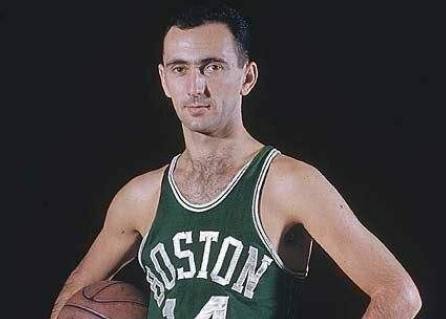 足球国足忙碌备战，训练场加练至夜晚